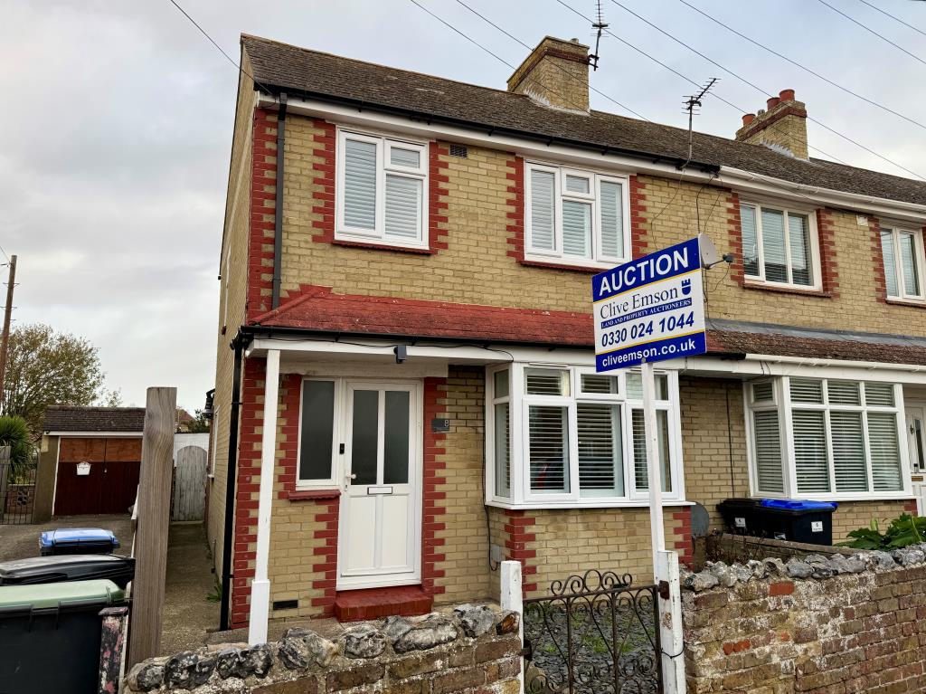 Lot: 135 - THREE-BEDROOM END-TERRACE HOUSE - End-terraced house